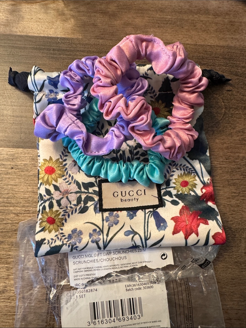 BNWT Gift with Purchase Gucci Satin Scrunchie Set